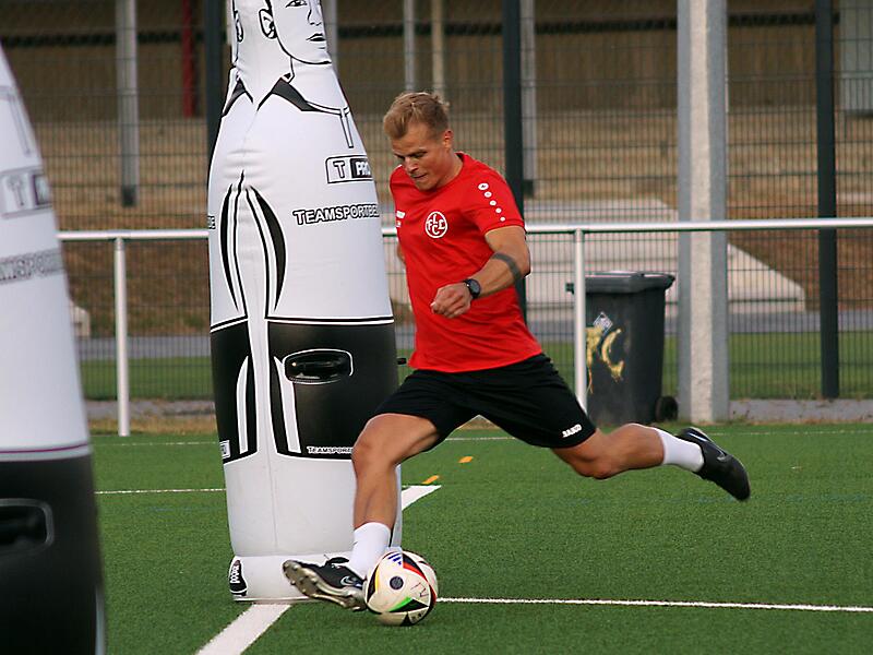 Am Samstag werden die Gegner von Leon Holzheid sicher beweglicher agieren, als die Trainingspuppe auf dem Kunstrasenplatz des FC Lichtenfels. Am Samstag werden die Gegner von Leon Holzheid sicher beweglicher agieren, als die Trainingspuppe auf dem Kunstrasenplatz des FC Lichtenfels.