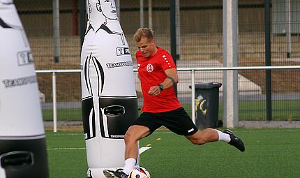 Am Samstag werden die Gegner von Leon Holzheid sicher beweglicher agieren, als die Trainingspuppe auf dem Kunstrasenplatz des FC Lichtenfels.