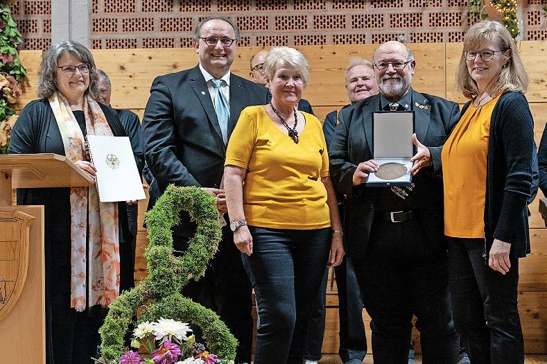 Bei der Übergabe der Zelter-Plakette (von links): Birgit Schultz (1. Vorsitzende), Carsten Ahlers (Sängergruppe), Beate Volpert (Frohsinn Fuchsstadt), Wolfgang Sittler (Sängerkreis) und Christine Volpert (Frohsinn Fuchsstadt).