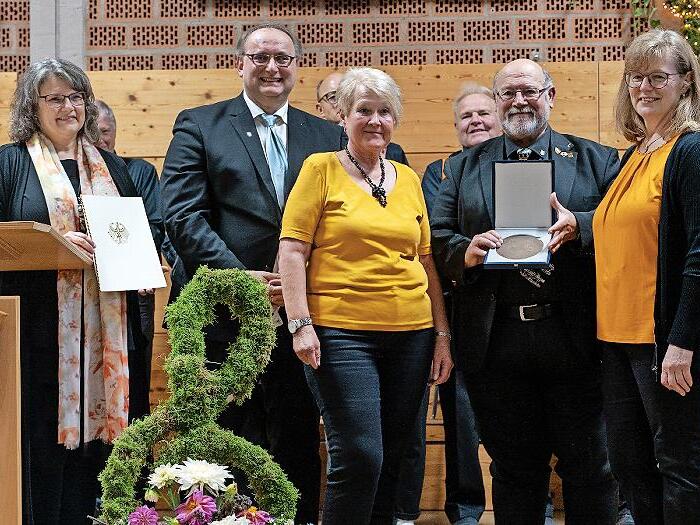 Bei der Übergabe der Zelter-Plakette (von links): Birgit Schultz (1. Vorsitzende), Carsten Ahlers (Sängergruppe), Beate Volpert (Frohsinn Fuchsstadt), Wolfgang Sittler (Sängerkreis) und Christine Volpert (Frohsinn Fuchsstadt). Bei der Übergabe der Zelter-Plakette (von links): Birgit Schultz (1. Vorsitzende), Carsten Ahlers (Sängergruppe), Beate Volpert (Frohsinn Fuchsstadt), Wolfgang Sittler (Sängerkreis) und Christine Volpert (Frohsinn Fuchsstadt).