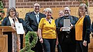 Bei der Übergabe der Zelter-Plakette (von links): Birgit Schultz (1. Vorsitzende), Carsten Ahlers (Sängergruppe), Beate Volpert (Frohsinn Fuchsstadt), Wolfgang Sittler (Sängerkreis) und Christine Volpert (Frohsinn Fuchsstadt).