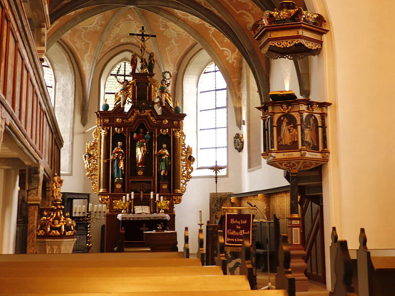 Allein nach der Reinigung leuchten Altar, Kanzel und Taufsteinaufsatz im Chorraum wieder.
