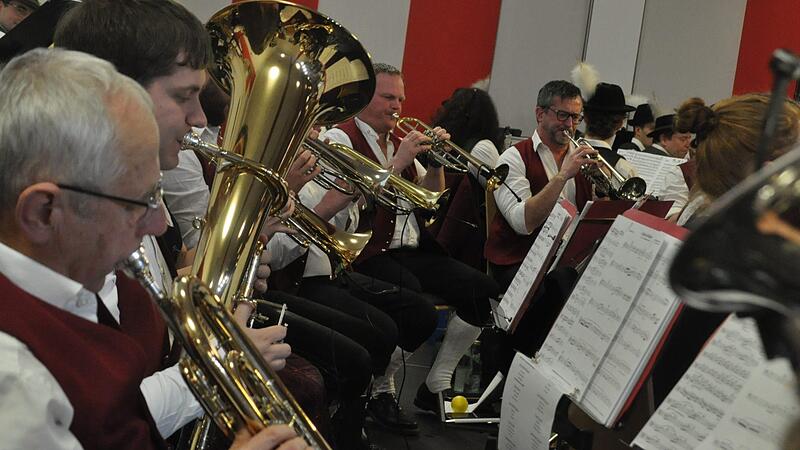 Mit einem abwechslungsreichen Programm unterhielten die Musikanten der Blasmusik Kraisdorf.