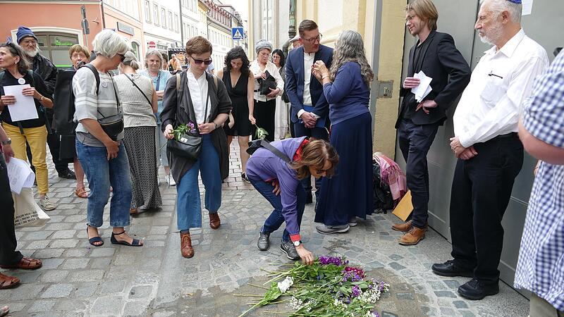 Die Verlegung von Stolpersteinen - zuletzt im Juni 2023 - ist in Bamberg immer ein besonderes Ereignis und zeigt, dass das Andenken an Opfer des Nazi-Regimes bewahrt bleibt.