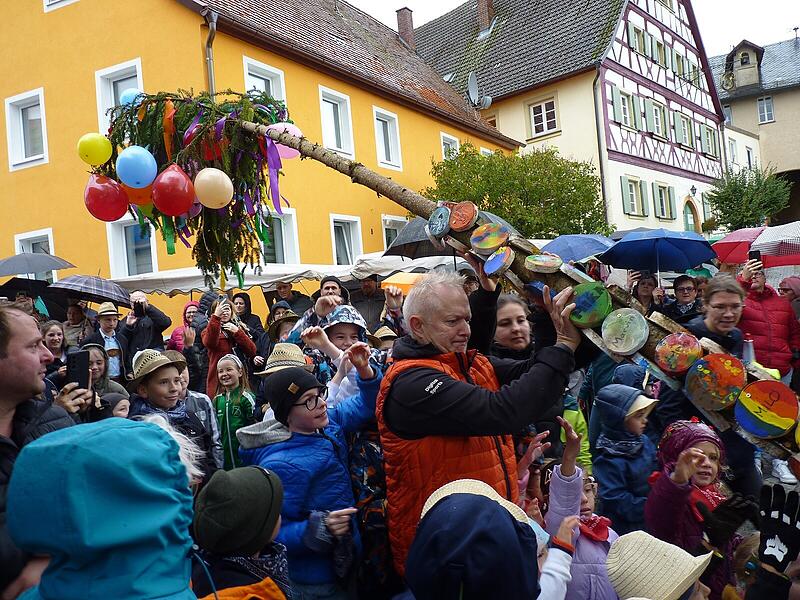 Beim Aufstellen des Kirchweihbaums in Lonnerstadt hilft 3. Bürgermeister Gerrit Hoppe.