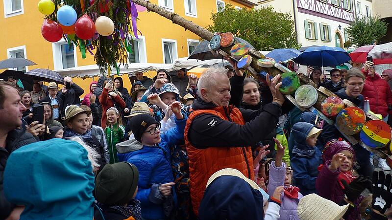 Beim Aufstellen des Kirchweihbaums in Lonnerstadt hilft 3. Bürgermeister Gerrit Hoppe.
