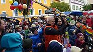 Beim Aufstellen des Kirchweihbaums in Lonnerstadt hilft 3. Bürgermeister Gerrit Hoppe.