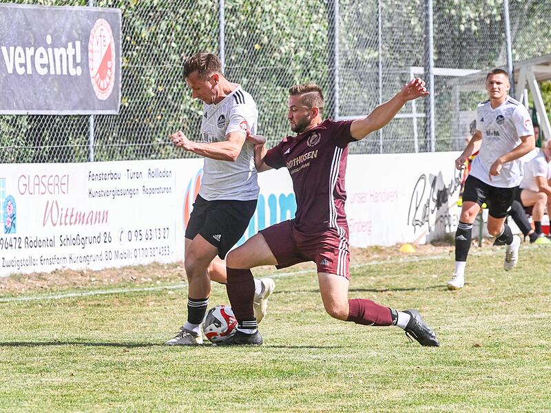Meeder (links) und Einberg (rechts) k&auml;mpfen um die Vorherrschaft in der Coburger Kreisliga. Hier eine Szene aus dem Hinspiel.