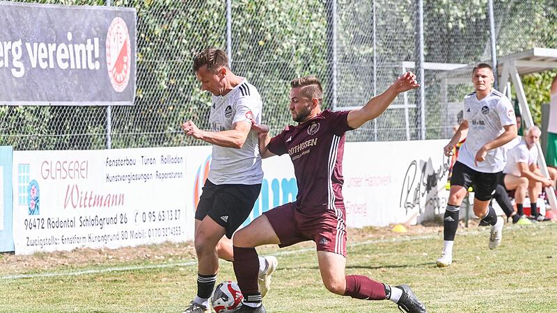 Meeder (links) und Einberg (rechts) kämpfen um die Vorherrschaft in der Coburger Kreisliga. Hier eine Szene aus dem Hinspiel. Meeder (links) und Einberg (rechts) kämpfen um die Vorherrschaft in der Coburger Kreisliga. Hier eine Szene aus dem Hinspiel.