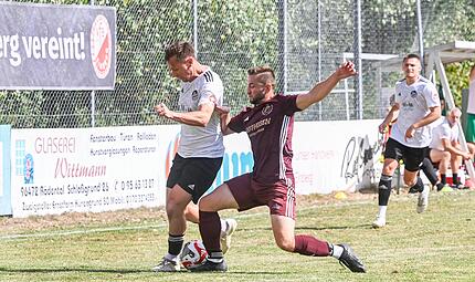 Meeder (links) und Einberg (rechts) k&auml;mpfen um die Vorherrschaft in der Coburger Kreisliga. Hier eine Szene aus dem Hinspiel.