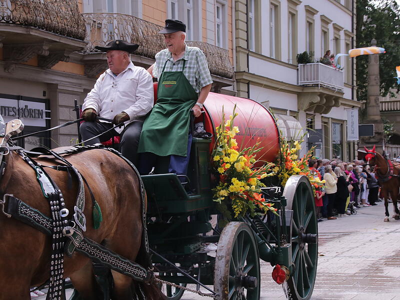 Der Verein der Freunde und F&ouml;rderer Rakoczy-Fest zeigte einen alten Spritz- und Gie&szlig;wagen der fr&uuml;heren Staatlichen Kurg&auml;rtnerei aus dem Jahr 1912.
