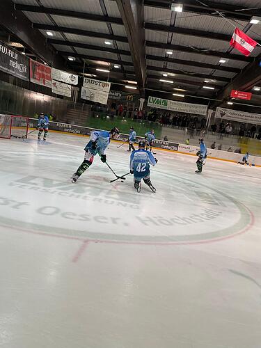 Die Spieler des Höchstadter EC und der Hannover Scorpions machen sich bereits warm.