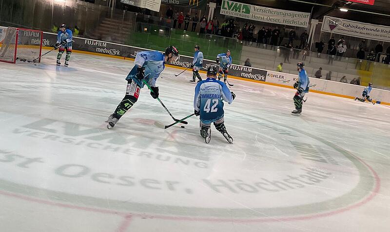 Warm-up für Spiel 2 läuft Die Spieler des Höchstadter EC und der Hannover Scorpions machen sich bereits warm.