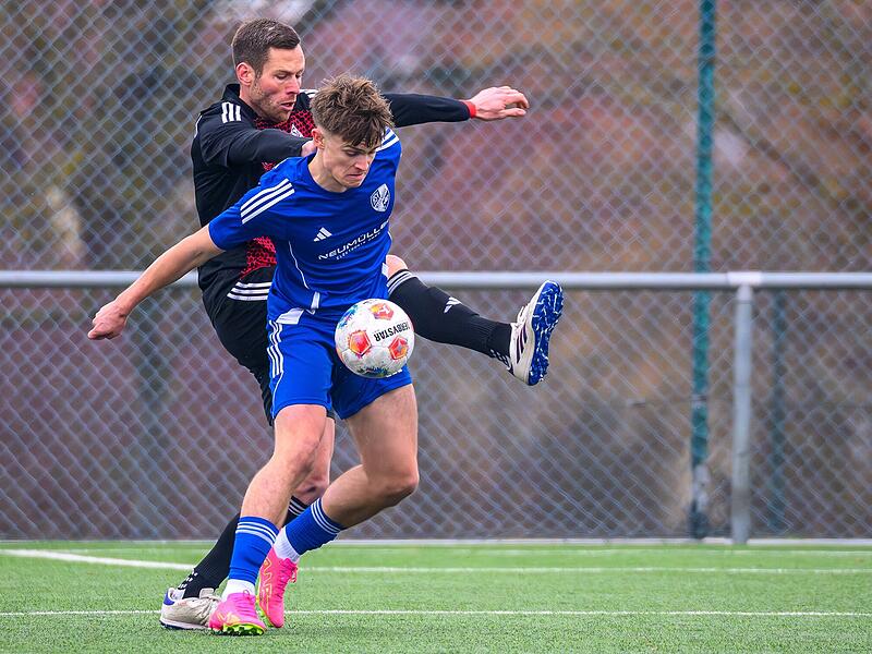 Weisendorfs Adin Mehic   (in Blau) behauptet sich gegen  Stefan Fleischmann vom TSV Buch.