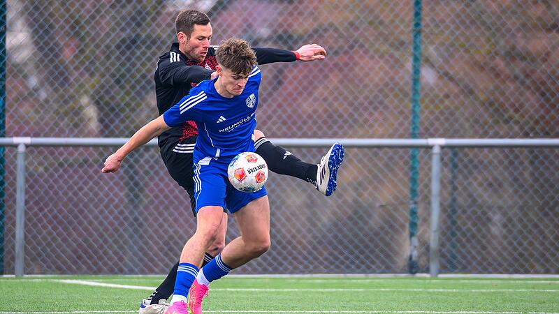 Weisendorfs Adin Mehic   (in Blau) behauptet sich gegen  Stefan Fleischmann vom TSV Buch.