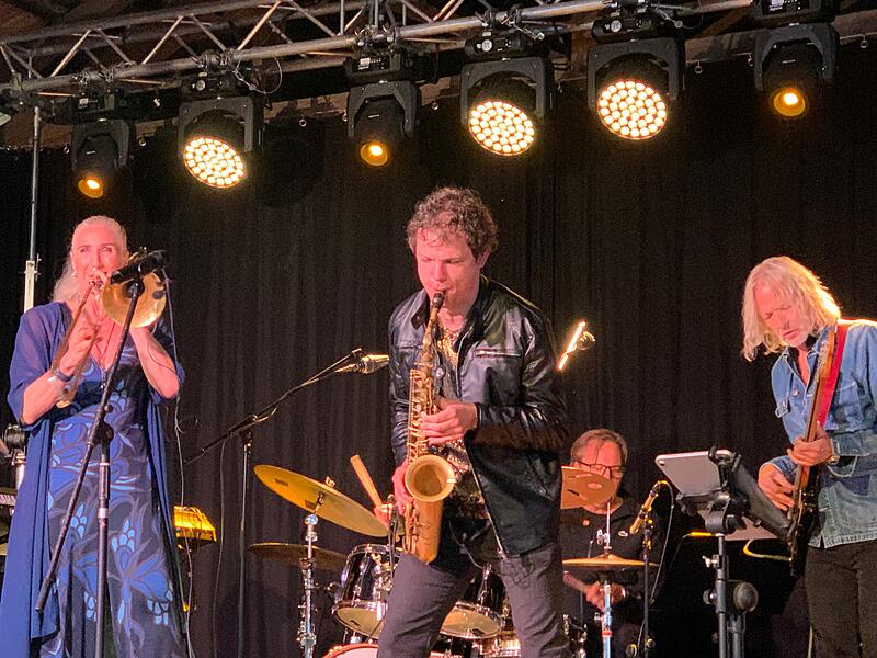 Jazz-Festival in Coburg Jazz-Festival in Coburg: Die Groove Connection des Saxophonisten Jakob Manz mit (von links) Simon Oslender (Keyboard), Karin Hammar (Posaune), Per Lindvall im Hintergrund an den Drums, Lars Larry Danielsson (Bass) und Bruno Müller (Gitarre).