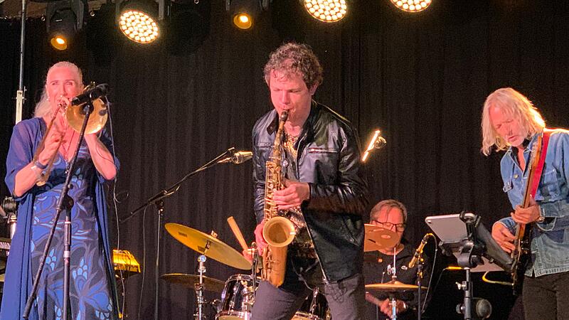 Jazz-Festival in Coburg: Die Groove Connection des Saxophonisten Jakob Manz mit (von links) Simon Oslender (Keyboard), Karin Hammar (Posaune), Per Lindvall im Hintergrund an den Drums, Lars Larry Danielsson (Bass) und Bruno M&uuml;ller (Gitarre).