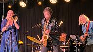 Jazz-Festival in Coburg Jazz-Festival in Coburg: Die Groove Connection des Saxophonisten Jakob Manz mit (von links) Simon Oslender (Keyboard), Karin Hammar (Posaune), Per Lindvall im Hintergrund an den Drums, Lars Larry Danielsson (Bass) und Bruno Müller (Gitarre).