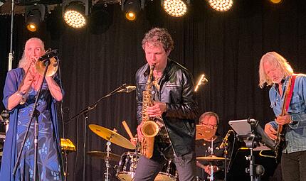 Jazz-Festival in Coburg Jazz-Festival in Coburg: Die Groove Connection des Saxophonisten Jakob Manz mit (von links) Simon Oslender (Keyboard), Karin Hammar (Posaune), Per Lindvall im Hintergrund an den Drums, Lars Larry Danielsson (Bass) und Bruno Müller (Gitarre).