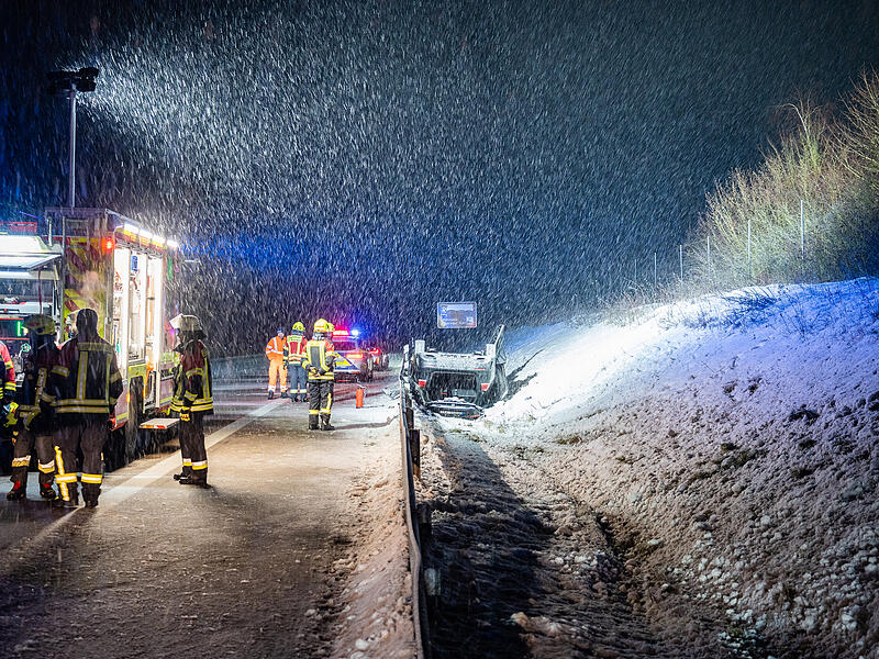 Winter h&auml;lt Einsatzkr&auml;fte auf Trab - zwei Verletze nach &Uuml;berschlag im dichten SchneetreibenUnfall A 73 zwischen Coburg und Eisfeld