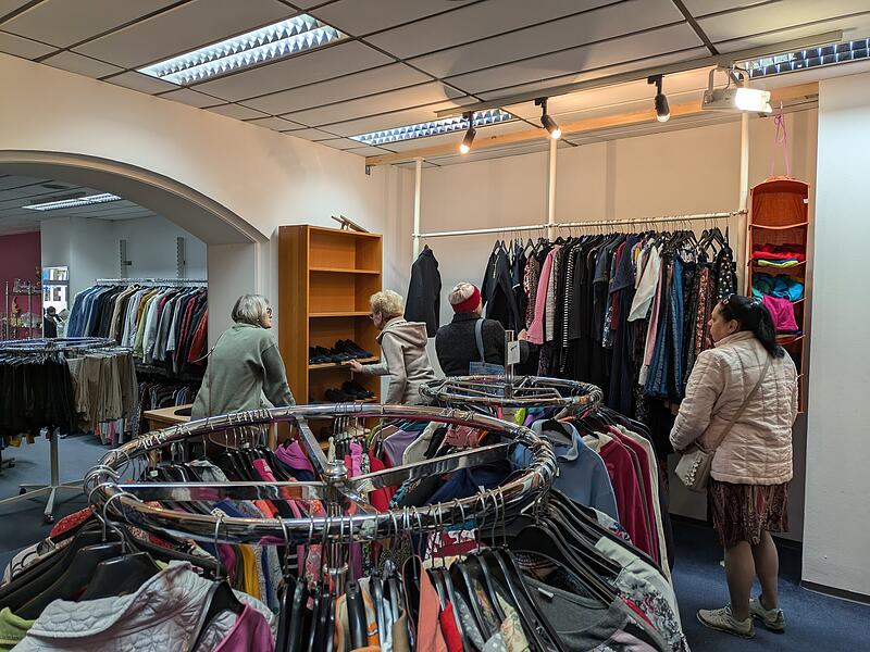 Die Auswahl an Damengarderobe ist im Caritas-L&auml;dchen gro&szlig;.