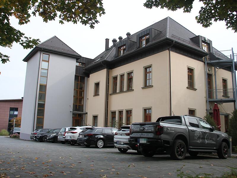 Bundesausbildungszentrum der Bestatter in Münnerstadt Das Internat soll auf der Fläche des Parkplatzes erweitert werden.