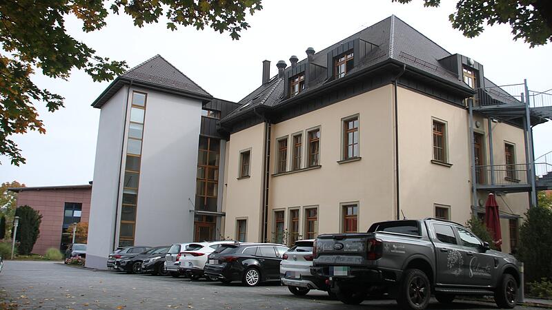 Bundesausbildungszentrum der Bestatter in Münnerstadt Das Internat soll auf der Fläche des Parkplatzes erweitert werden.