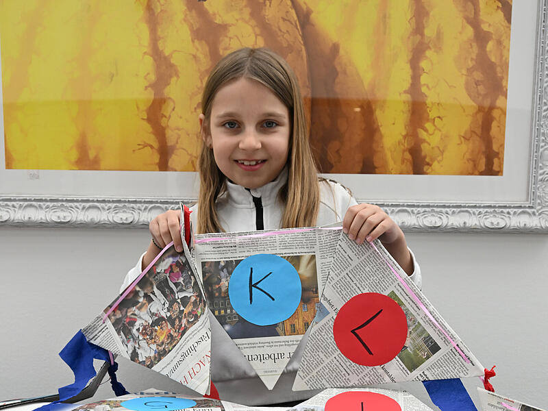 Mit ihrer Wimpelkette zum 15. KLARTEXT!-Geburtstag hat Maya aus der 4. Klasse der Ferdinand-Dietz-Schule Memmelsdorf den  2. Platz im Einzelwettbewerb geholt