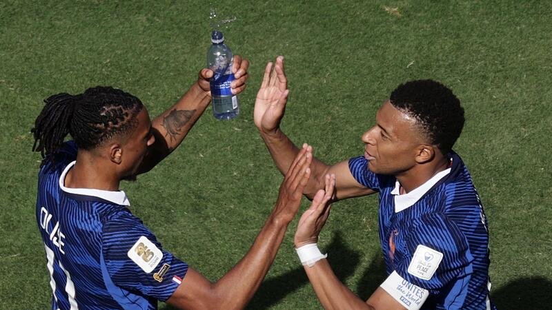 Michael Olise (l) und Kylian Mbappé Michael Olise (l) und Kylian Mbappé