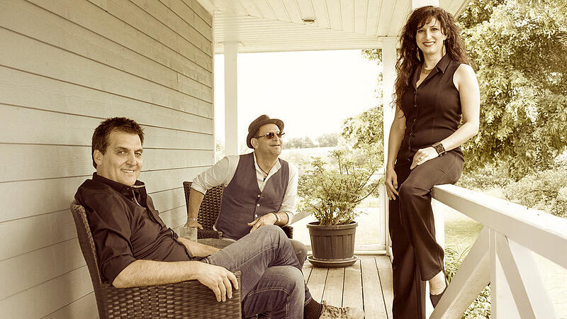Sie bilden das neue Bamberger Studioprojekt Velvety Waves: J&uuml;rgen Fritz ( v.l.), Wolfi Nitschke und Monika Romanovska.