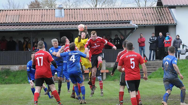 M&auml;chtig Betrieb vor dem Kasten von Jonas M&uuml;ller: An Ende durfte sich der Torwart der DJK Schlimpfhof &uuml;ber ein Unentschieden und eine gute Leistung im Spiel gegen den Spitzenreiter SV Aura II freuen.