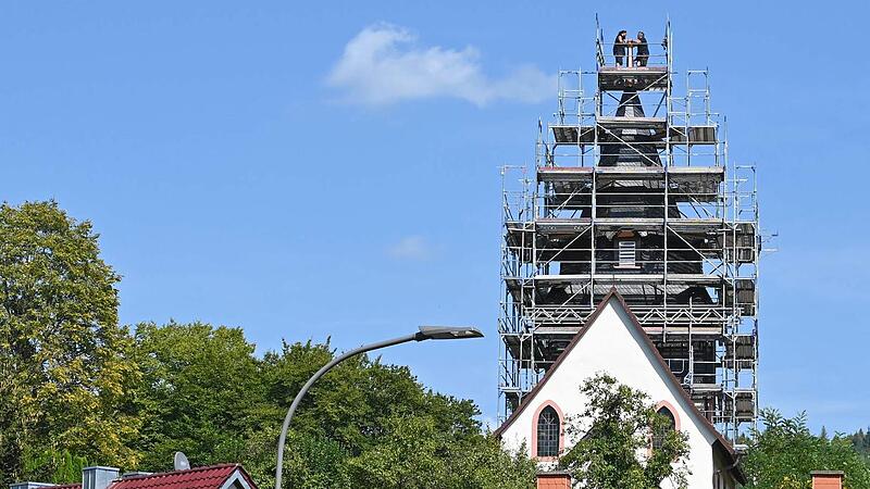 Für die Renovierungsarbeiten wurde der Kirchturm in Züntersbach eingerüstet. Für die Renovierungsarbeiten wurde der Kirchturm in Züntersbach eingerüstet.