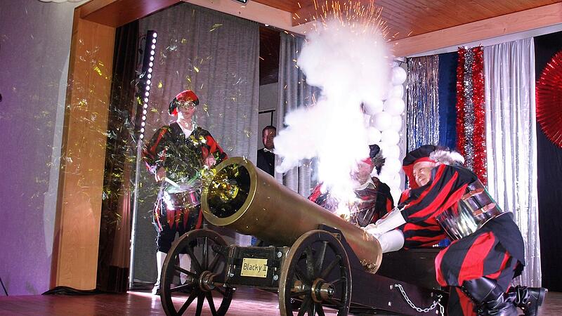 Mit lautem Krach und unter Trommelwirbel schoss die Kanone Blacky II den Fasching ein.