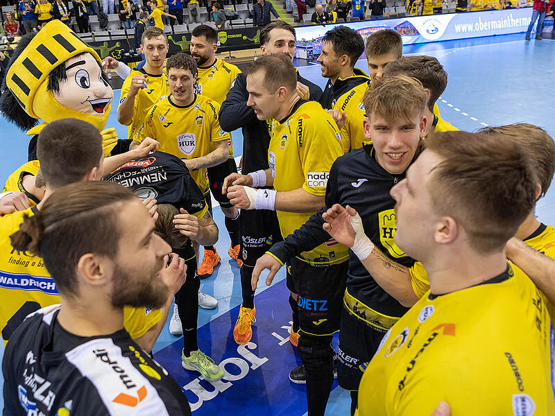 Die Spieler des HSC Coburg bejubeln den deutlichen 40:28-Erfolg gegen die Eulen Ludwigshafen.