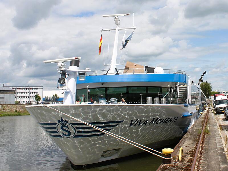 Nach Kollision mit Br&uuml;cke in Knetzgau: Die Reparaturarbeiten am Flusskreuzfahrtschiff Viva Moments sind fast abgeschlossen.