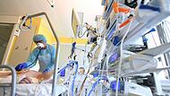 Die Behandlung eines Covid-Erkrankten benötigt viel Krankenhauspersonal.Forchheim & Fränkische Schweiz