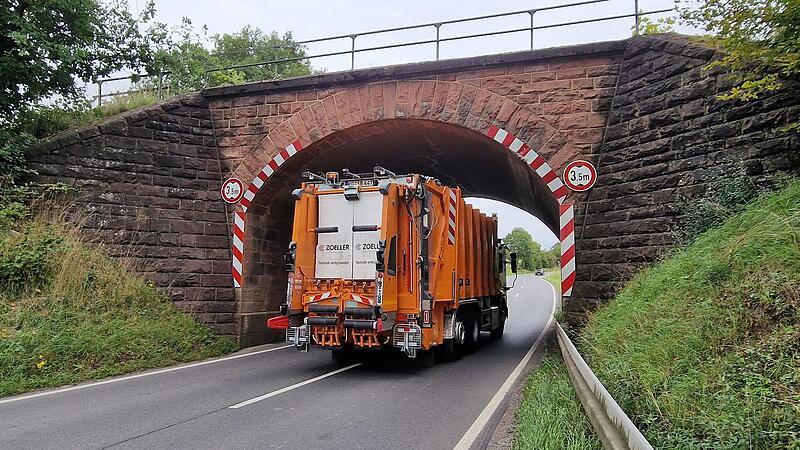 Die Beschilderung an der Br&uuml;cke bei Arnshausen sorgt f&uuml;r Irritationen und soll erneuert werden.