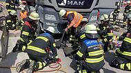 Feuerwehrleute bergen verletzte Frau unter Lastwagen Feuerwehrleute bergen verletzte Frau unter Lastwagen