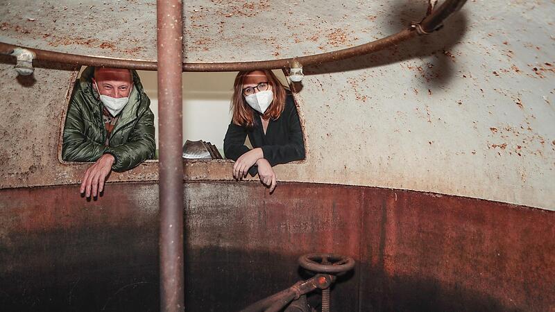 Fachgespräche in Sachen Bier führten Braumeister Georg Höhn und Grünen-Abgeordnete Lisa Badum zunächst am Braukessel und später in der Gaststube.
