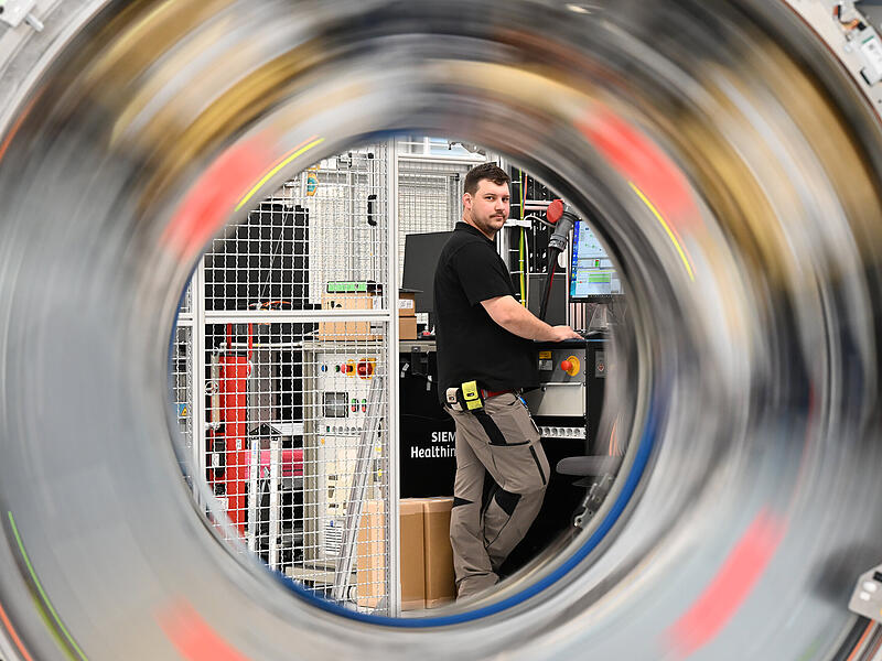 Siemens Healthineers: Computertomograph im mechanischen und elektronischen TestForchheim & Fränkische Schweiz Ein Mitarbeiter in der Fertigungshalle bei Siemens Healthineers. Im Bereich Produktion ist Homeoffice meist nicht möglich.