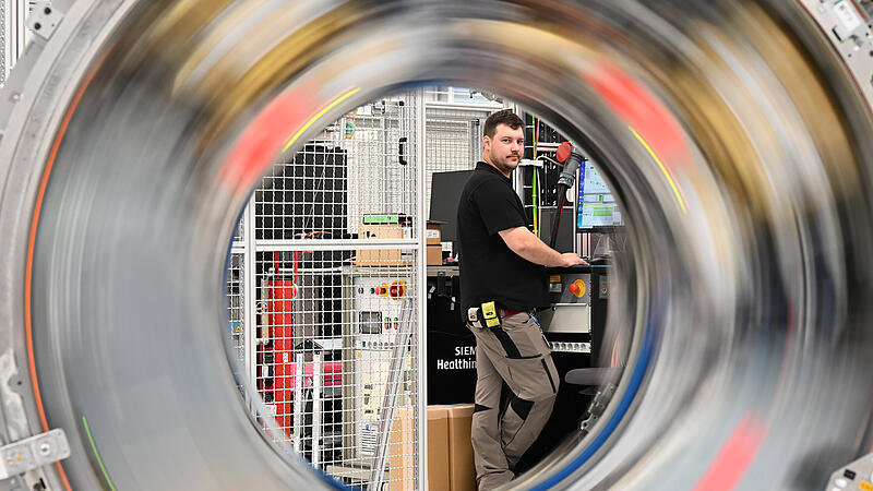Ein Mitarbeiter in der Fertigungshalle bei Siemens Healthineers. Im Bereich Produktion ist Homeoffice meist nicht m&ouml;glich.