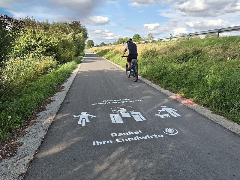 Flurweg an der B4 bei Untersiemau