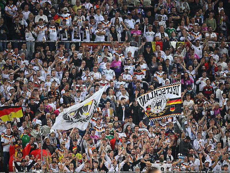 Fast 30.000 Zuschauer im Stadion, fast 11 Millionen an den TV-Geräten. Doch zu sehen war bei Deutschland gegen Griechenland nicht alles. Fast 30.000 Zuschauer im Stadion, fast 11 Millionen an den TV-Geräten. Doch zu sehen war bei Deutschland gegen Griechenland nicht alles.