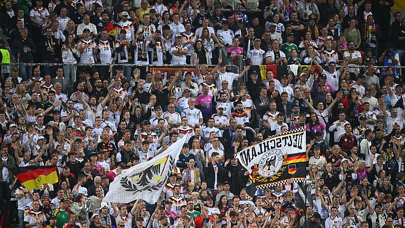 Fast 30.000 Zuschauer im Stadion, fast 11 Millionen an den TV-Geräten. Doch zu sehen war bei Deutschland gegen Griechenland nicht alles. Fast 30.000 Zuschauer im Stadion, fast 11 Millionen an den TV-Geräten. Doch zu sehen war bei Deutschland gegen Griechenland nicht alles.