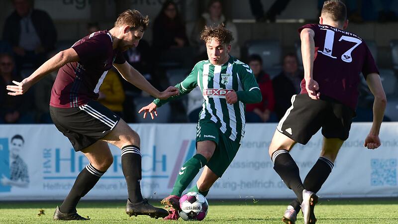 Der Abgang von Kevin Lormehs zum Landesligisten FC Fuchsstadt schmerzte den SV Riedenberg. Umso willkommener war die Verpflichtung von Tim Stecklein (Bildmitte). Eine Art K&ouml;nigstransfer, schlie&szlig;lich spielte der Youngster in der vergangenen Saison ...