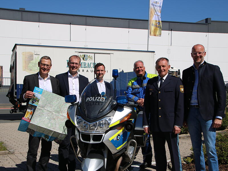 Sie erkl&auml;ren bei einer Pressekonferenz, was es im Rahmen der Motorradsternfahrt am Wochenende zu erleben gibt. Von links nach rechts: Wirtschaftsf&ouml;rderer Klemens Angermann vom Landratsamt, der k&uuml;nftige Oberb&uuml;rgermeister Ralf Hartnack, Alexander Elf von der Kulmbacher Brauerei, Christian D&ouml;rfler von der Polizei, der oberfr&auml;nkische Polizeipr&auml;sident Armin Schmelzer und Brauerei-Vorstand  Christoph Ahlborn.