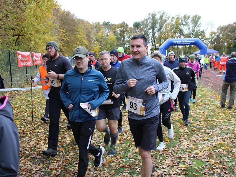 Trotz nasskaltem Herbstwetter lie&szlig;en sich die Sportler den Spa&szlig;  beim 38. Frankenwaldlauf der LG Ludwigschorgast nicht vermiesen.