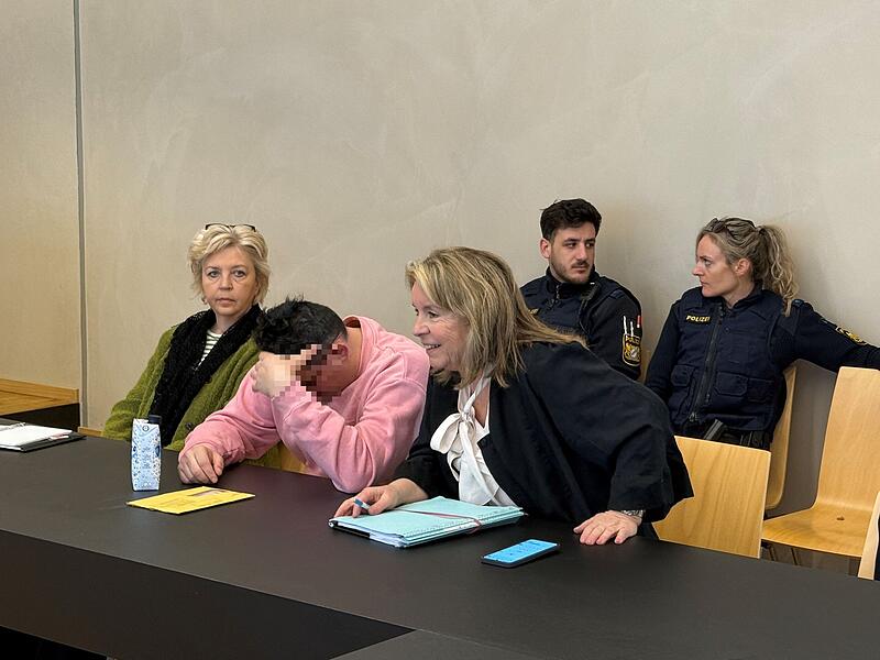 Der Angeklagte zwischen Dolmetscherin (links) und seiner Rechtsanw&auml;ltin.