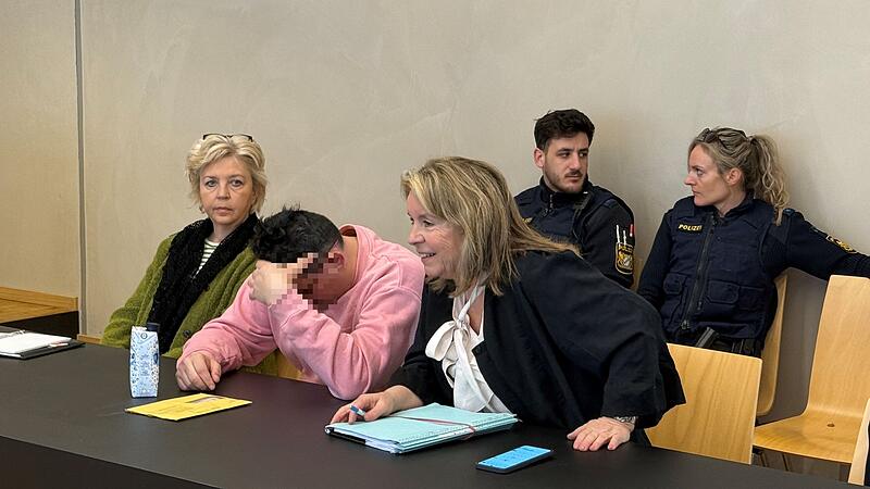 Der Angeklagte zwischen Dolmetscherin (links) und seiner Rechtsanw&auml;ltin.