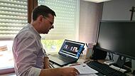 Jens Kuppert führt ein Videobewerbungsgespräch mit einer Lehrerin auf Madeira.Forchheim & Fränkische Schweiz Jens Kuppert führt ein Videobewerbungsgespräch mit einer Lehrerin auf Madeira.Forchheim & Fränkische Schweiz